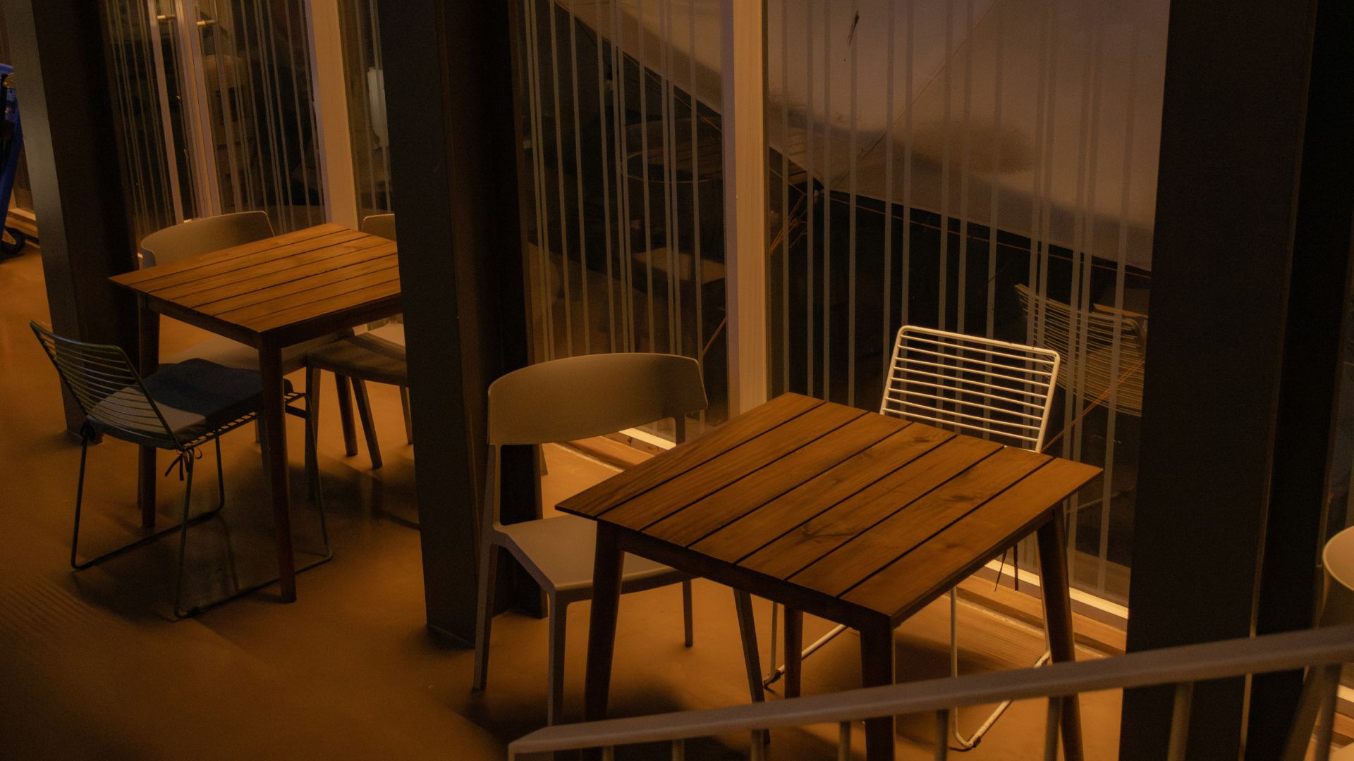 empty-tables-and-chairs-sit-by-a-window